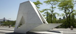 A Arca do Retorno, o memorial permanente para honrar as vítimas da escravidão e do comércio transatlântico de escravos, na entrada da sede da ONU em Nova Iorque.